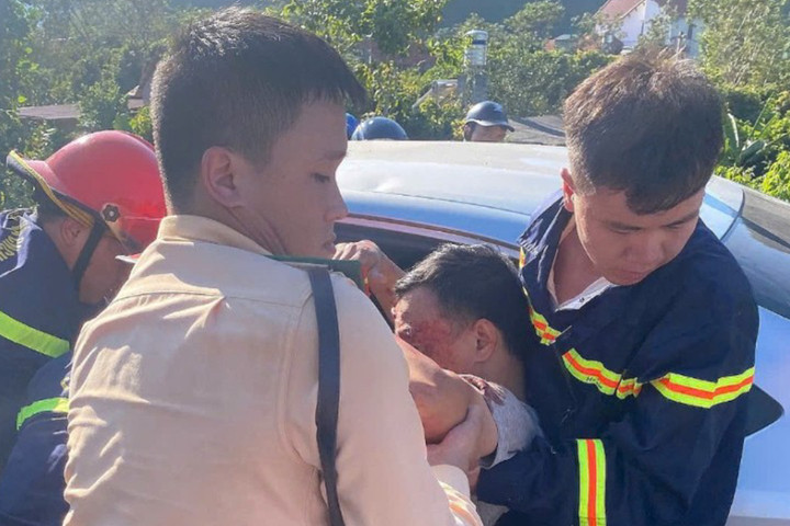 Nạn nhân được đưa đi cấp cứu kịp thời.