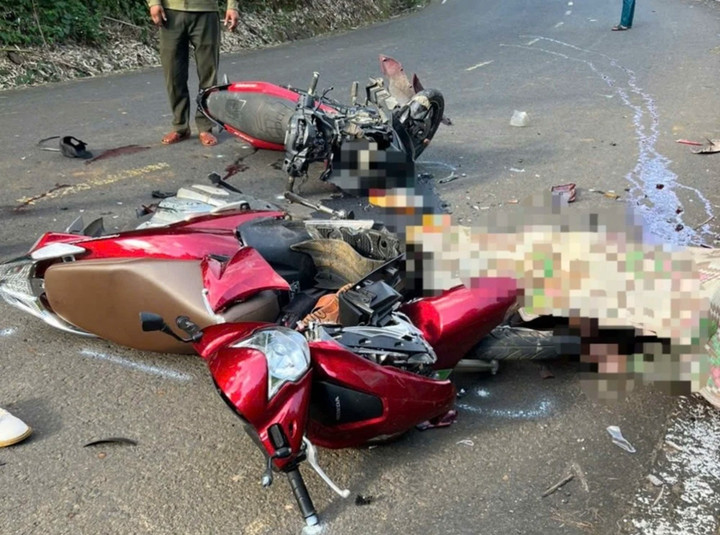 Hai phương tiện hư hỏng nặng sau va chạm.