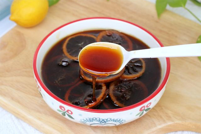 Siro chanh thích hợp cho cả người lớn và trẻ con. (Ảnh: Sohu)