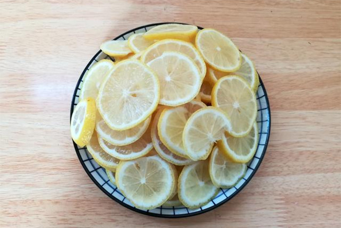 Chanh vàng cắt lát mỏng vừa phải, tránh gây nát. (Ảnh: Sohu)