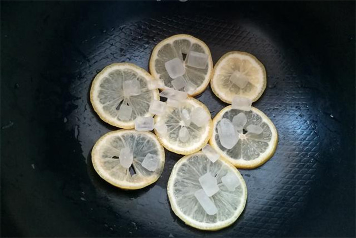 Xếp chanh xuống đáy nồi xen kẽ với đường phèn. (Ảnh: Sohu)