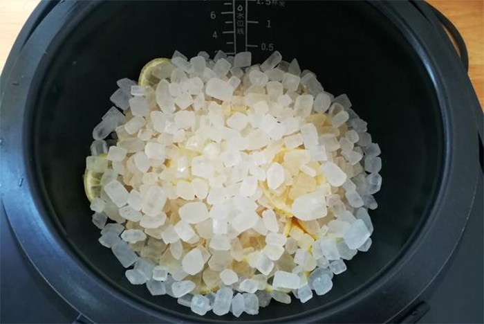 Lượng đường phèn cần đủ để đảm bảo tác dụng của siro. (Ảnh: Sohu)