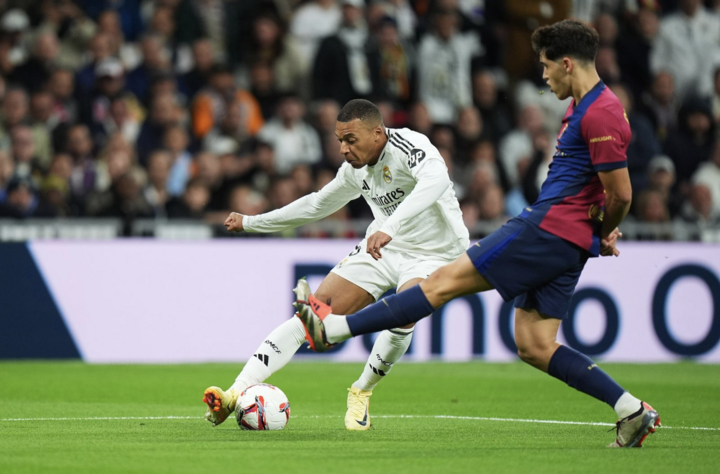 Cubarsi khóa chặt Kylian Mbappe.