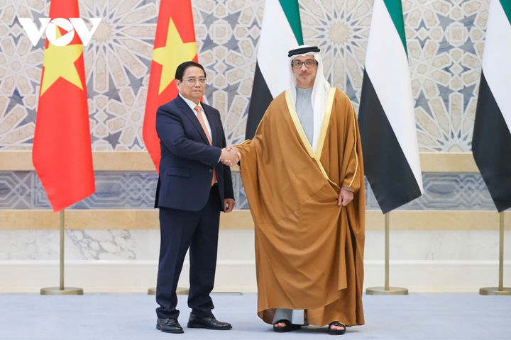 Thủ tướng Phạm Minh Chính và Phó Tổng thống UAE Sheikh Mansour Bin Zayed Al Nahyan.