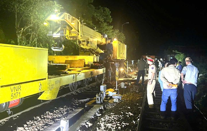 Lực lượng chức năng khắc phục sự cố tàu trật bánh trên đèo Hải Vân.