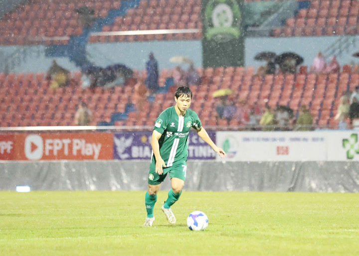 Công Phượng thể hiện từ các pha bóng đá cố định.