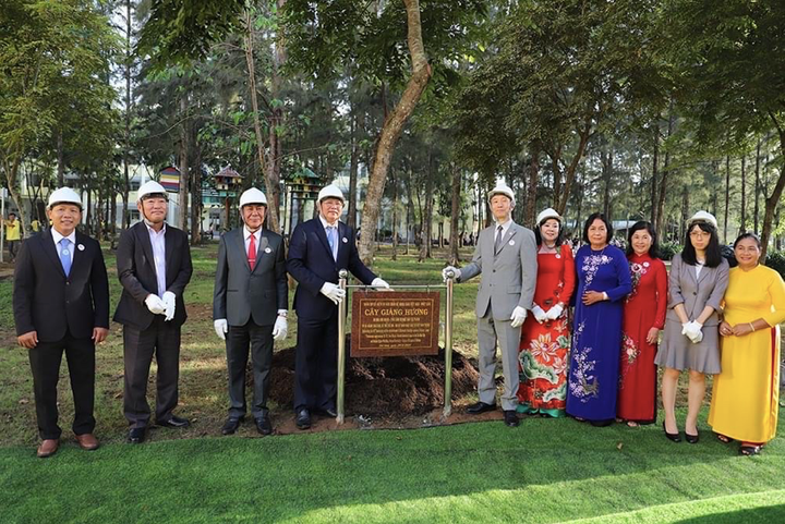 Các đại biểu trồng cây lưu niệm tại tỉnh Trà Vinh.