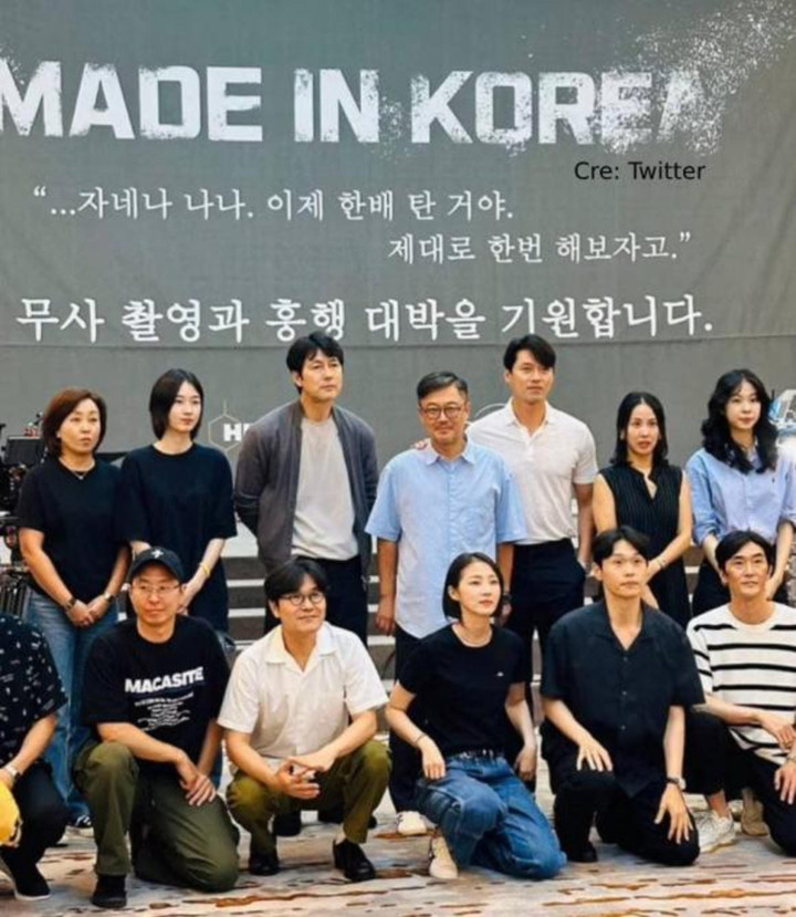 Hyun Bin (áo trắng, hàng sau) lộ vẻ già nua, phát tướng.