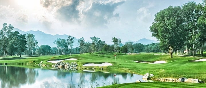 Gôn thủ sẽ có những phút giây thư giãn khi dạo chơi giữa “bức tranh thủy mặc” Kings Island Golf Resort.