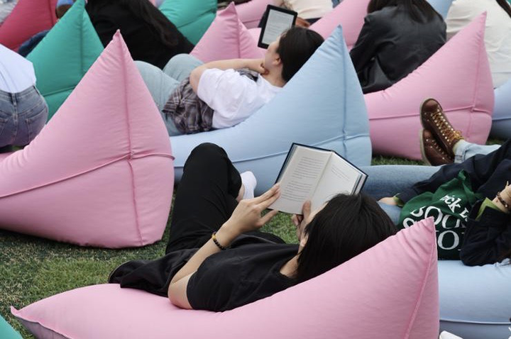 Người trẻ Hàn Quốc đọc sách và thư giãn tại một thư viện ngoài trời ở Quảng trường Gwanghwamun, Quận Jongno, Seoul.