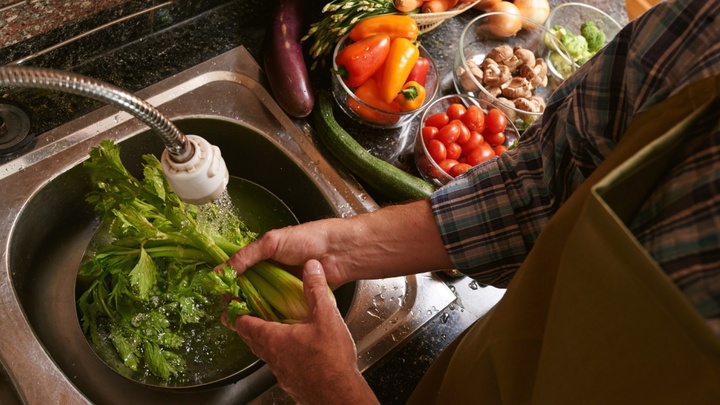 Rửa lại với nước sạch nhiều lần là một phần quan trọng trong quy trình làm sạch thực phẩm của người Nhật. (Ảnh: OverSixty)