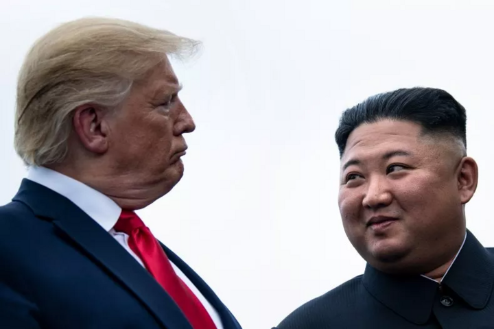 Cựu Tổng thống Mỹ Donald Trump và nhà lãnh đạo Triều Tiên Kim Jong-un trò chuyện trong chuyến thăm Triều Tiên, tháng 6/2019. (Ảnh: Getty Images)