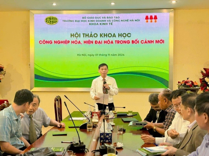 NGƯT. TS Bùi Văn Can, Chủ nhiệm Khoa Kinh tế Trường ĐH Kinh doanh và Công nghệ Hà Nội phát biểu khai mạc Hội thảo.