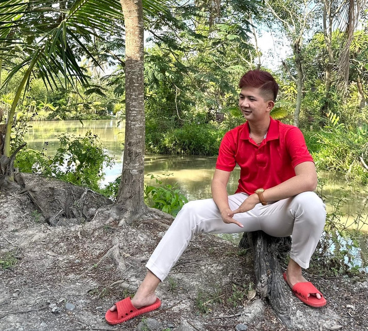 Anh Phát sinh ra chỉ với 2 ngón tay, mỗi bàn chân cũng chỉ có 2 ngón. (Ảnh: FBNV)