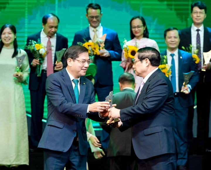 Thủ tướng Phạm Minh Chính trao biểu trưng Thương hiệu Quốc gia năm 2024 cho ông Đặng Văn Tuyên - Ủy viên HĐQT BIDV.