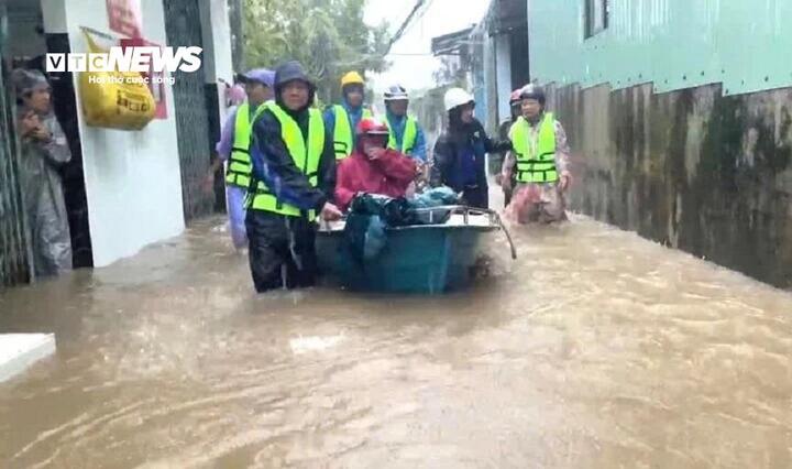 Mưa tầm tã, dân vùng rốn lũ Đà Nẵng tất tả chạy lụt.