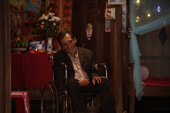 Thương Tín ở bối cảnh phim.