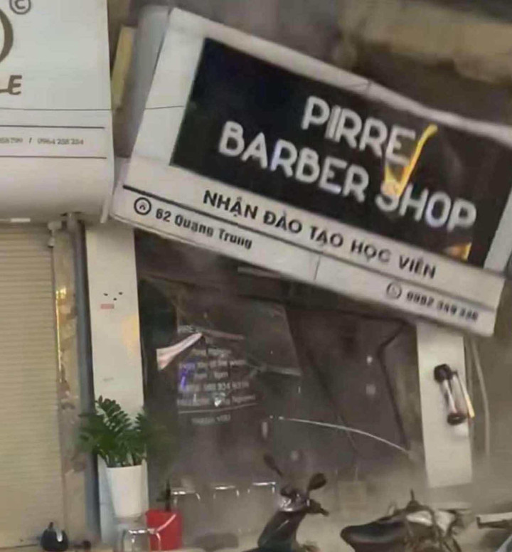 Ngôi nhà bị nghiêng, độ sập trong tích tắc.