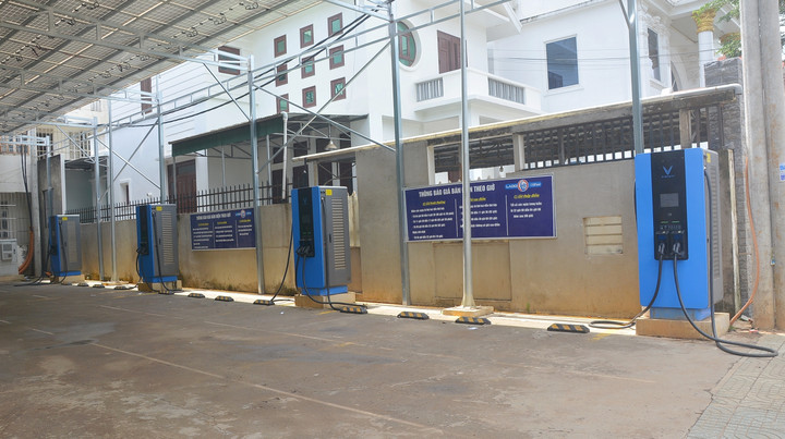 Nhiều doanh nghiệp chủ động đầu tư trạm sạc, đón đầu xu thế. (Ảnh: Đại Việt)