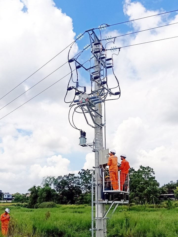 Bắc Giang kiểm tra kỹ thuật LBS trước khi nghiệm thu đóng điện.