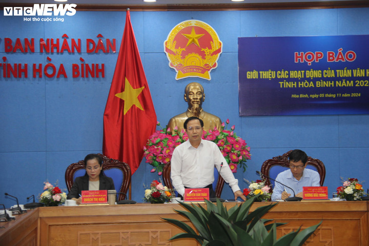 Phó Chủ tịch UBND tỉnh Hoà Bình Nguyễn Văn Toàn tại họp báo. (Ảnh: Phạm Duy)