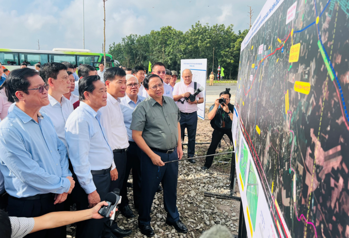 Thủ tướng Phạm Minh Chính cùng lãnh đạo các tỉnh, thành phố liên quan khảo sát thực địa công trình đường cao tốc. (Ảnh: Báo Bình Dương)