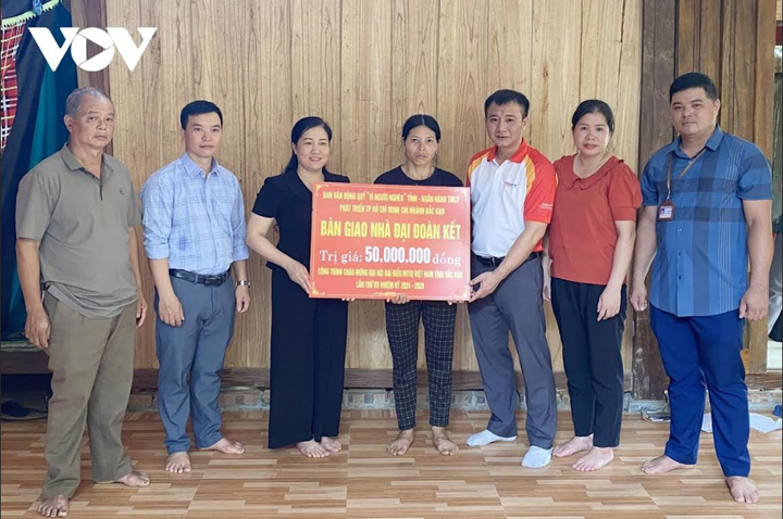 Bà Đỗ Thị Minh Hoa, Ủy viên BTV Tỉnh ủy, Chủ tịch Ủy ban MTTQ Việt Nam tỉnh Bắc Kạn trao nhà Đại đoàn kết cho hộ khó khăn về nhà ở. (Ảnh: VOV.VN)