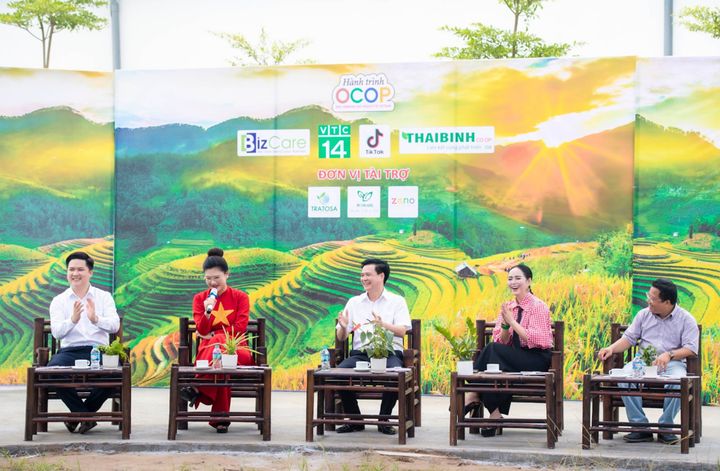 Ông Tống Quang Chiểu (ngoài cùng bên trái) - CEO Công ty TNHH Zeno Digital - chia sẻ tại chương trình “Hành trình OCOP”.