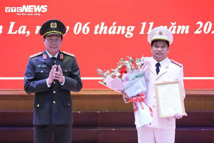 Trung tướng Lê Quốc Hùng trao Quyết định của Bộ trưởng Bộ Công an điều động Đại tá Đặng Trọng Cường giữ chức vụ Giám đốc Công an tỉnh Sơn La. (Ảnh: Cao Thiên)