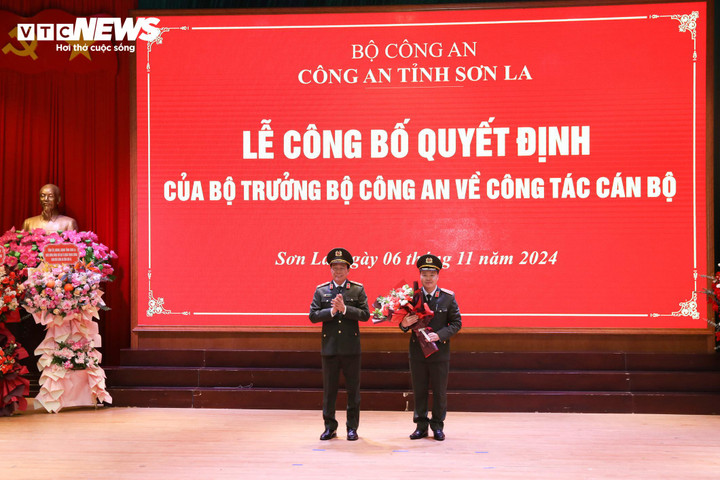 Thứ trưởng Lê Quốc Hùng trao hoa chúc mừng Thiếu tướng Nguyễn Ngọc Vân, Tư lệnh Cảnh sát cơ động. (Ảnh: Cao Thiên)