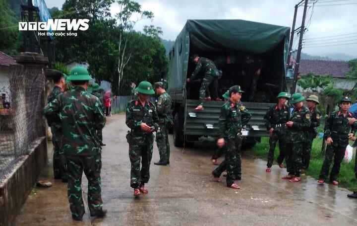 Lực lượng quân đội tập trung tại làng Xà Tang, xã Vĩnh An (huyện Tây Sơn, Bình Định) tổ chức tìm kiếm 2 phi công.