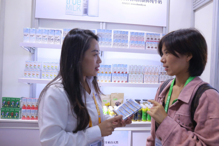 Bà Hoàng Thị Thanh Thuỷ, Giám đốc Kinh doanh Quốc tế Tập đoàn TH (bên trái), làm việc cùng các đối tác tới thăm gian hàng.