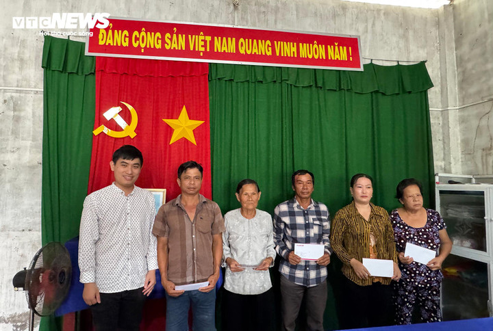 Đại diện Báo điện tử VTC News trao quà cho 5 hộ ngư dân nghèo, cận nghèo trên địa bàn khu phố An Thơi, thị trấn Tiệm Tôm.