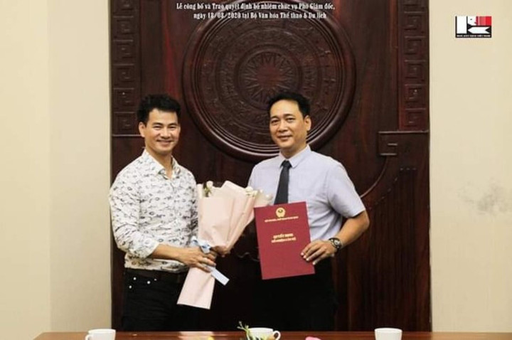 NSND Xuân Bắc và NSƯT Kiều Minh Hiếu trong lễ bổ nhiệm Phó Giám đốc Nhà hát Kịch Việt Nam.