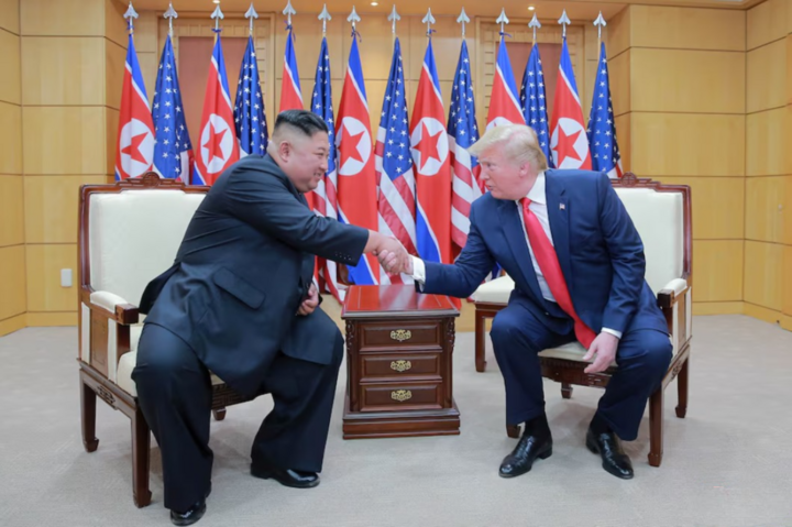 Ông Donald Trump và ông Kim Jong-un bắt gặp nhau tại khu phi quân sự (DMZ) ngăn cách hai miền Triều Tiên, ngày 30/6/2019. (Ảnh: KCNA)