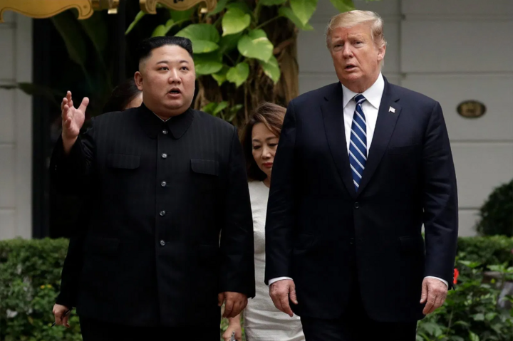 Ông Donald Trump tản bộ cùng ông Kim Jong-un trong giờ nghỉ đàm phán tại hội nghị thượng đỉnh Mỹ - Triều lần thứ hai tại khách sạn Sofitel Legend Metropole ở Hà Nội, ngày 28/2/2019. (Anh: CNBC)