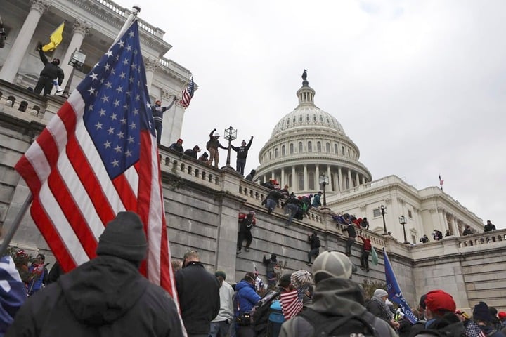 Hàng nghìn người ủng hộ ông Trump xông vào Điện Capitol ngày 6/1/2021. (Ảnh: Reuters)