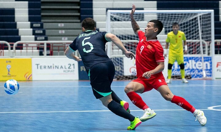 Đội tuyển futsal Việt Nam (áo đỏ) đứng trước cơ hội lần đầu tiên vô địch Đông Nam Á.