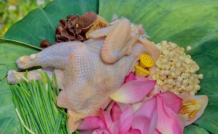 Nguyên liệu làm món gà hấp lá sen. (Hình minh họa: matika.vn)