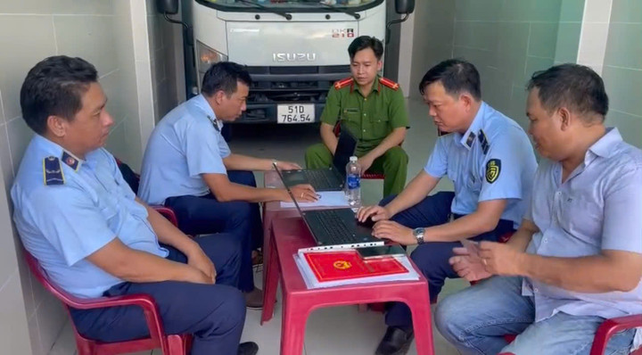 Lực lượng chức năng lập biên bản xử lý