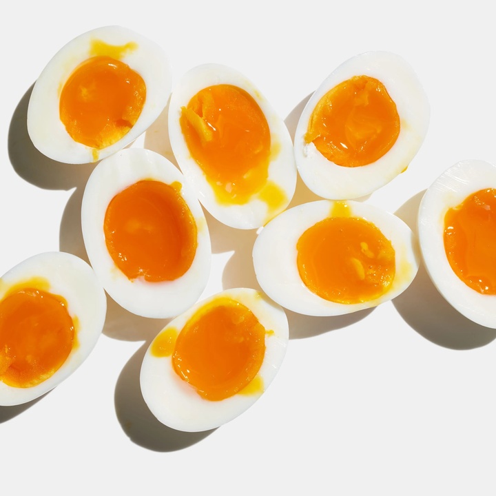 Để luộc trứng lòng đào cần chú ý thời gian luộc. (Ảnh: Bon Appetit)