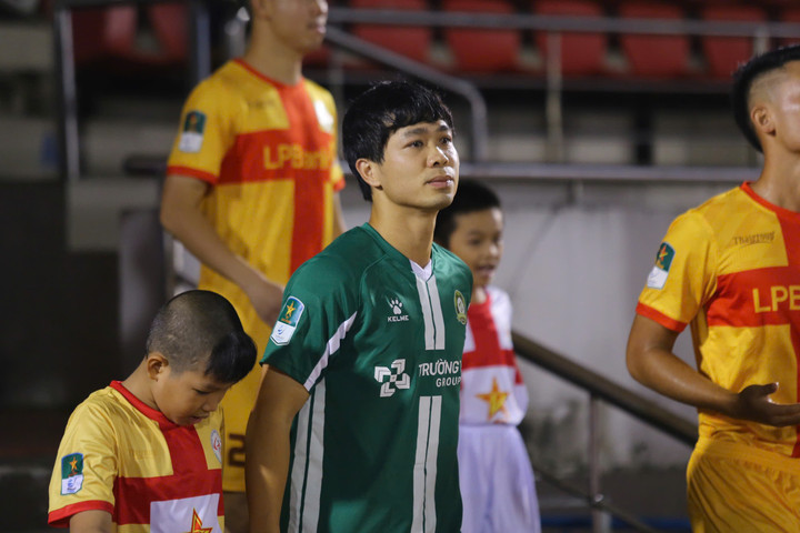 Công Phượng chơi bóng mờ nhạt.