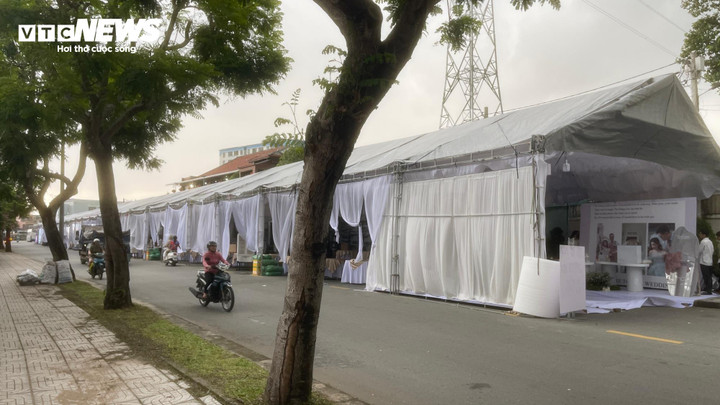 Rạp đám cưới dài hơn 100m, chiếm hết nửa mặt đường lưu thông hai chiều.