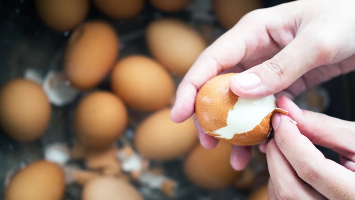 Khi luộc trứng thêm giấm vào để dễ bóc vỏ. (Ảnh: Epicurious)