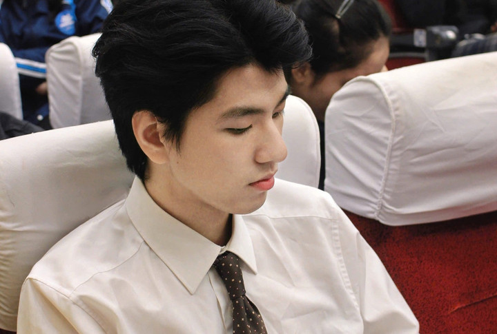 Nam sinh sở hữu vẻ ngoài điển trai, thờng xuyên góp mặt ở các vị trí MC, trưởng các đội văn nghệ,...