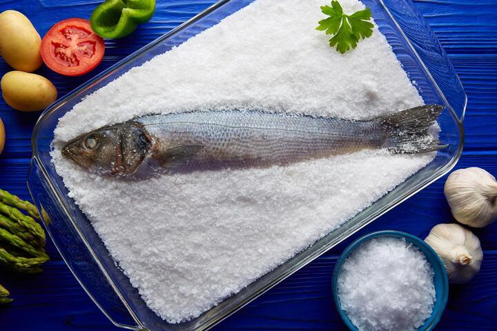 Muối cá là phương pháp đã được sử dụng từ lâu đời để bảo quản cá tươi lâu mà không cần tủ lạnh. (Ảnh: Recipe Mash)