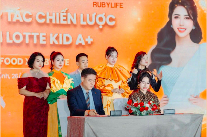 Nhà sáng lập Công ty cổ phần Tập đoàn Ruby Life – doanh nhân Nguyễn Quế Anh - cùng đại diện của Tập đoàn Lotte ký kết hợp tác chiến lược.