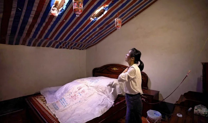 Cai Xiuping có thể đã phải động phòng trên chiếc giường này nếu cô không quyết liệt chống lại cha mẹ nuôi.