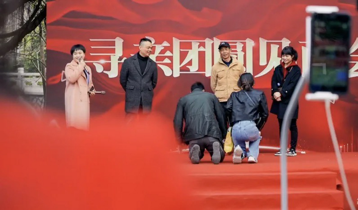 Một tong yang xi và chồng quỳ lạy bố ruột sau nhiều năm xa cách.