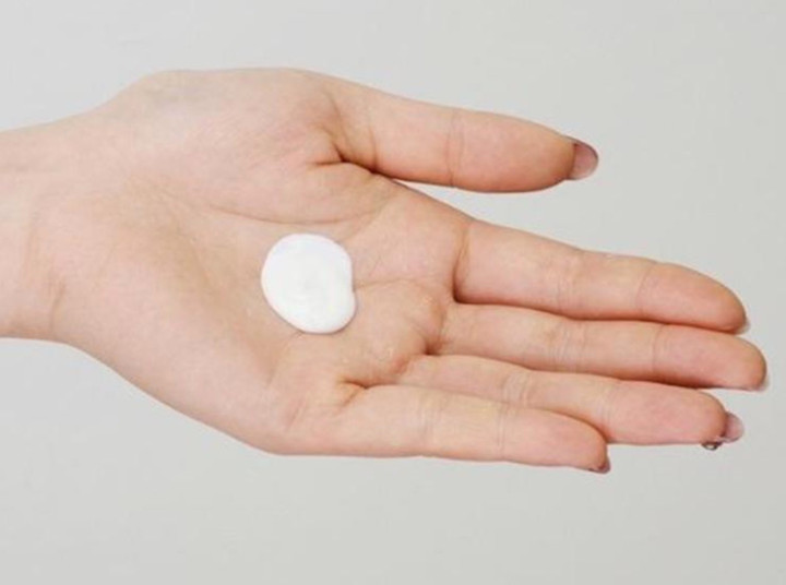 Lượng sữa rửa mặt phù hợp nhất là bằng một đồng xu.